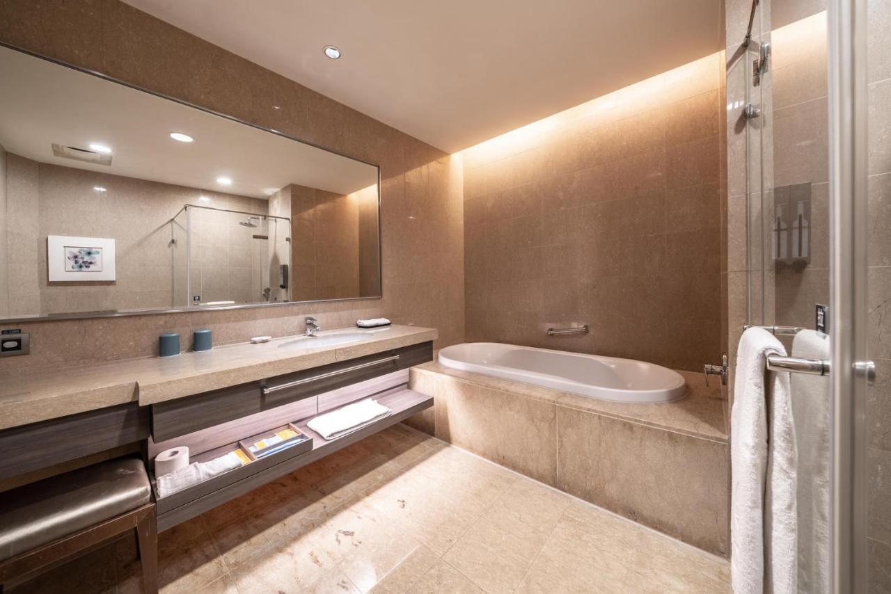Taipung Suites Tainan Exteriör bild