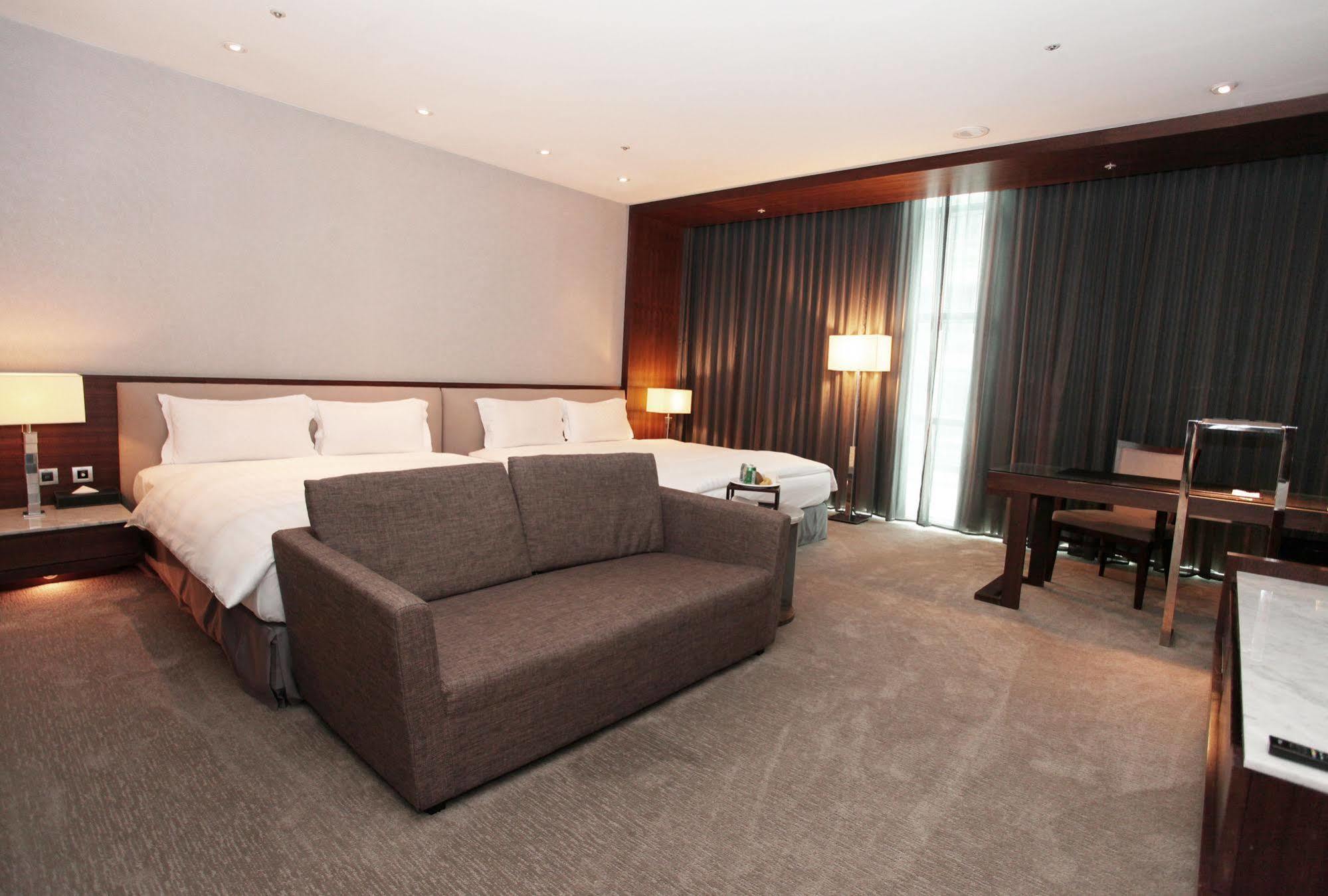 Taipung Suites Tainan Exteriör bild