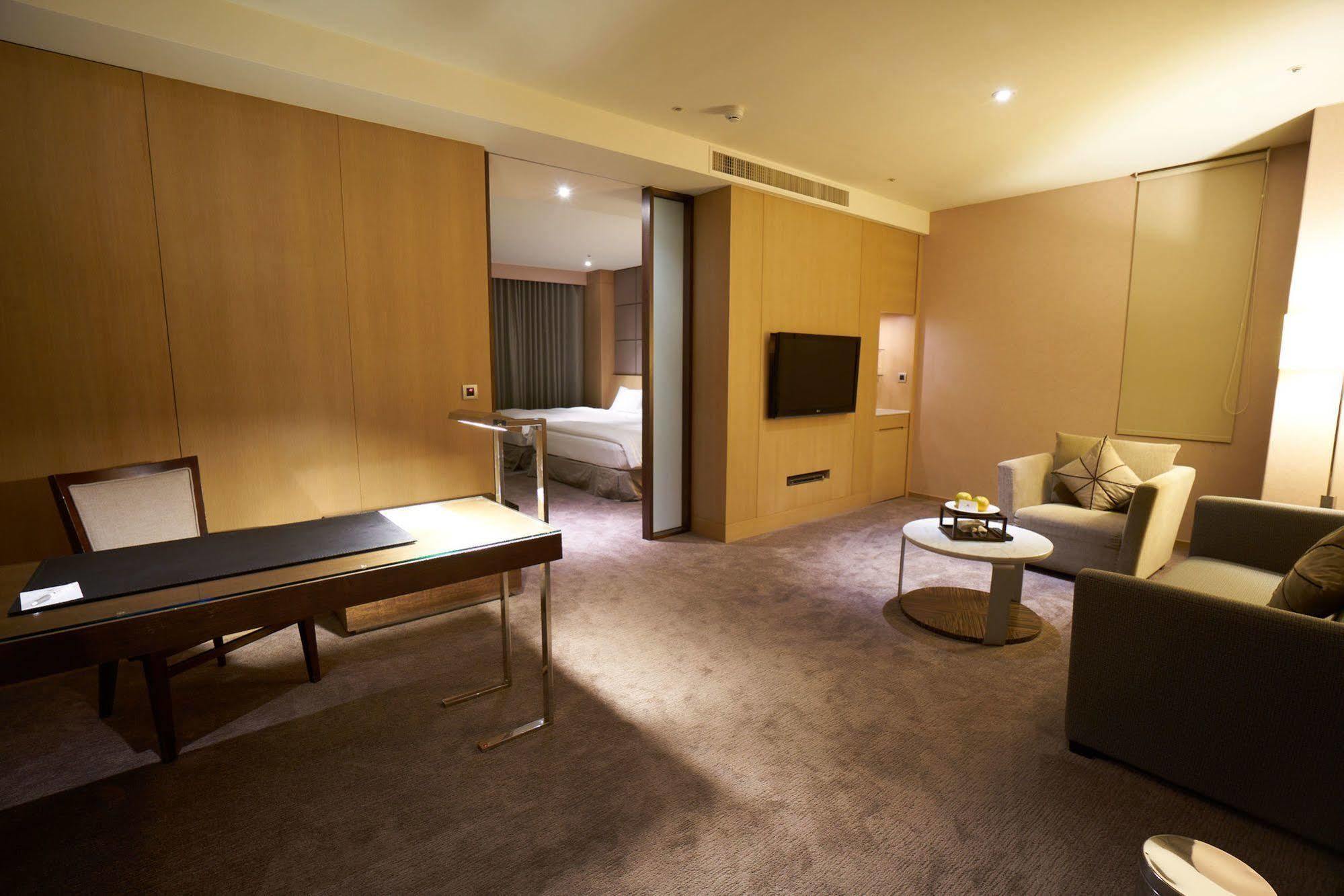 Taipung Suites Tainan Exteriör bild