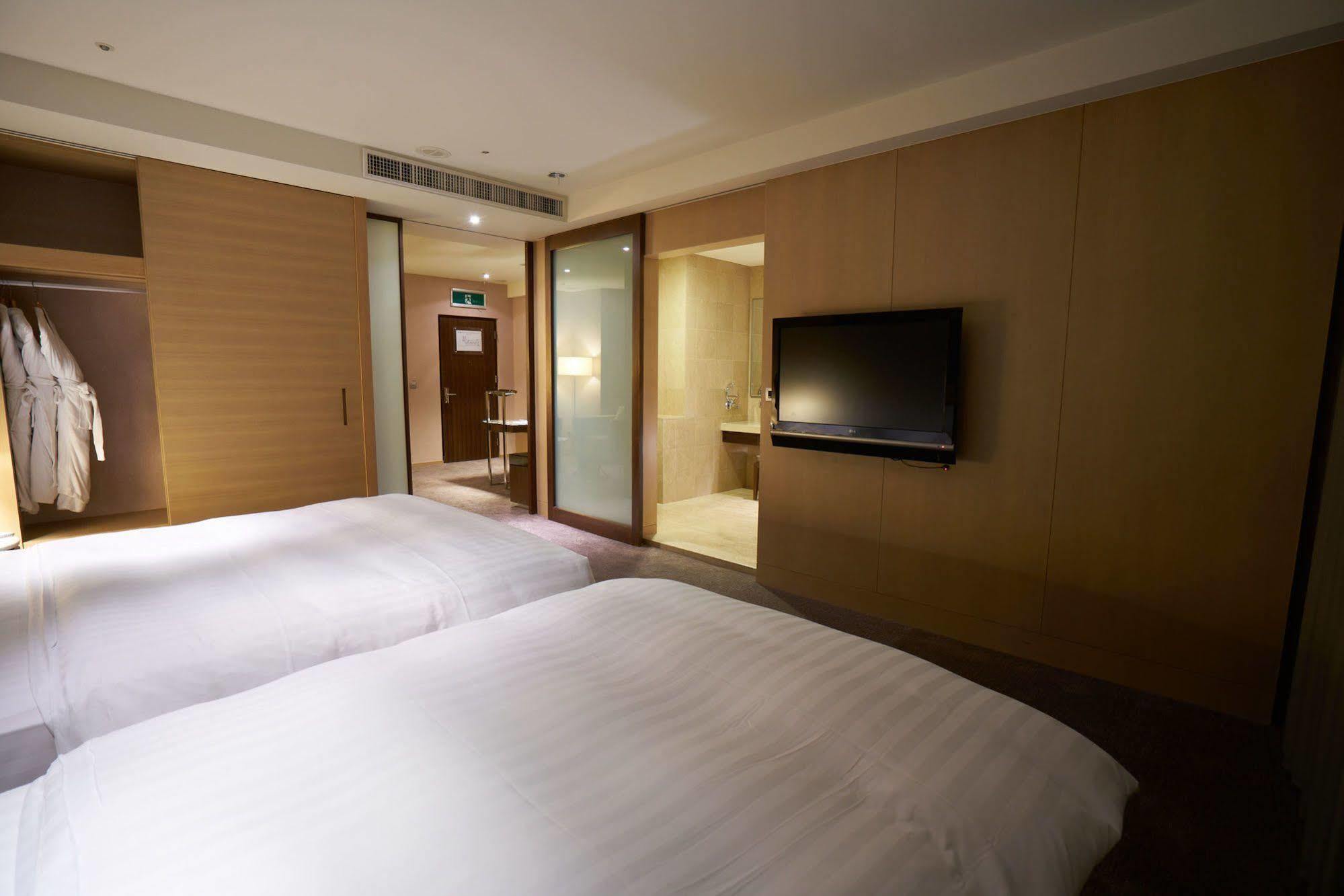 Taipung Suites Tainan Exteriör bild